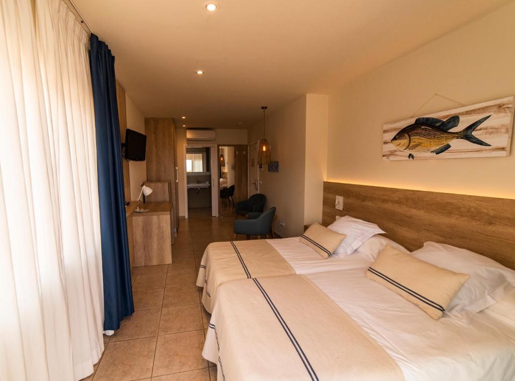 Postel nebo postele na pokoji v ubytování Hotel Tamariu