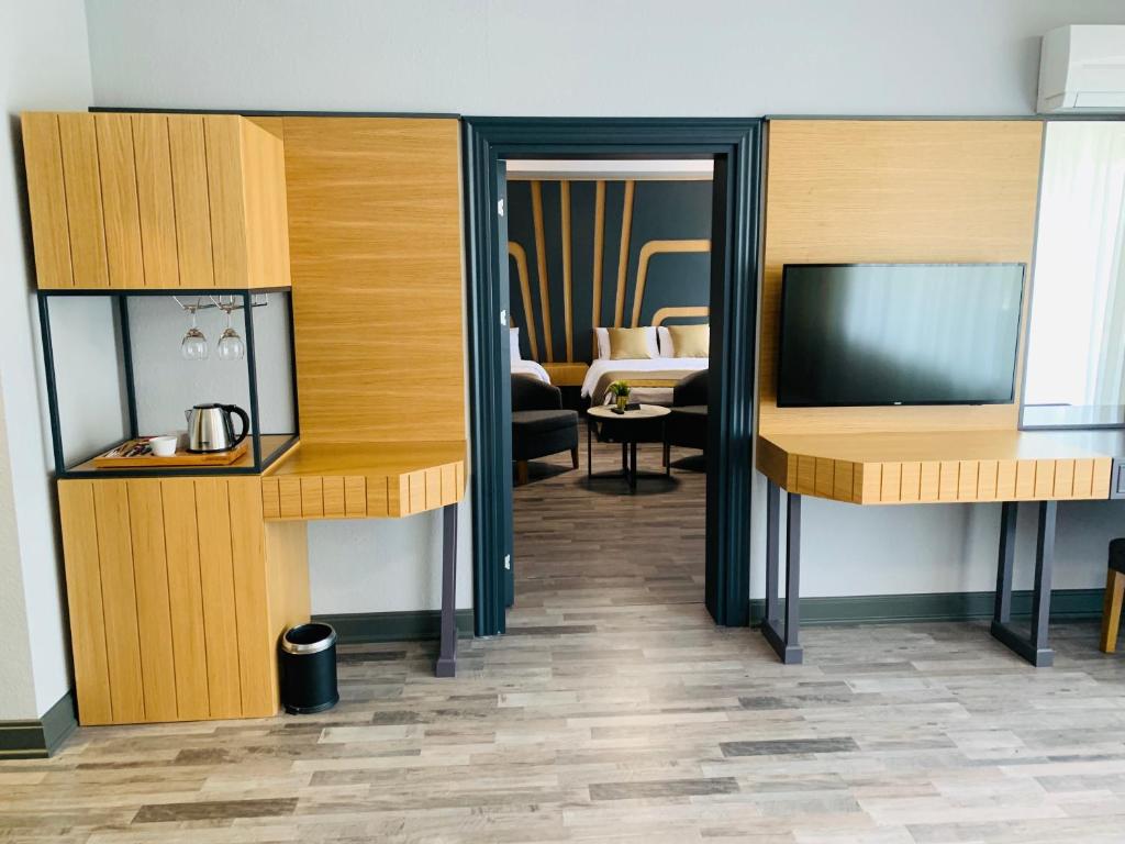 TV a/nebo společenská místnost v ubytování Hotel Konak