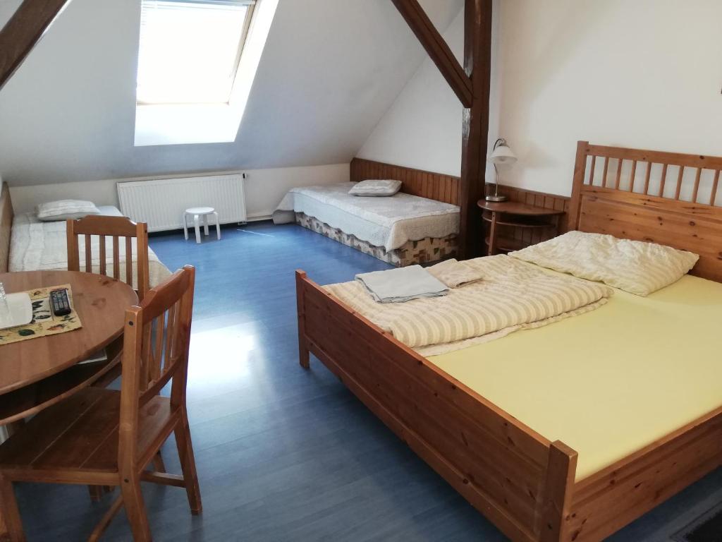 Český Brod的住宿－Pension U kostela，配有两张床铺的客房配有桌椅