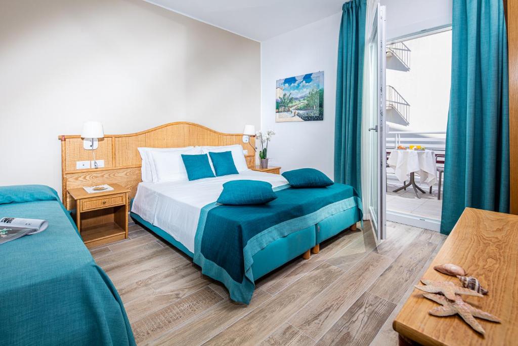Postel nebo postele na pokoji v ubytování Hotel Capitol