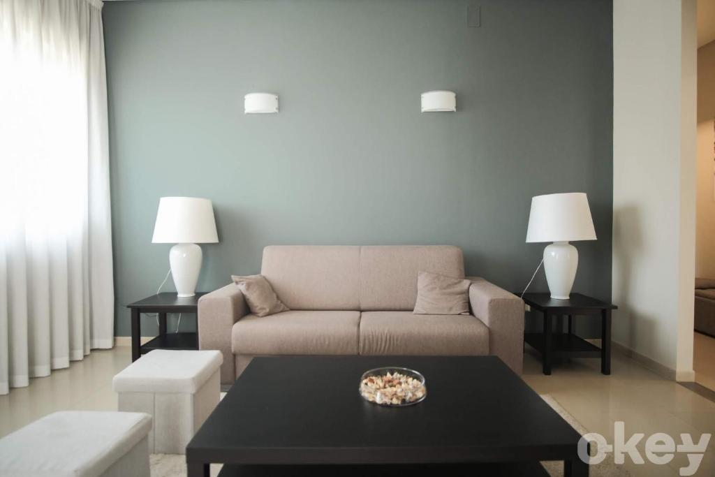 een woonkamer met een bank en een tafel bij Casa Ninetta - Bari Centro in Bari