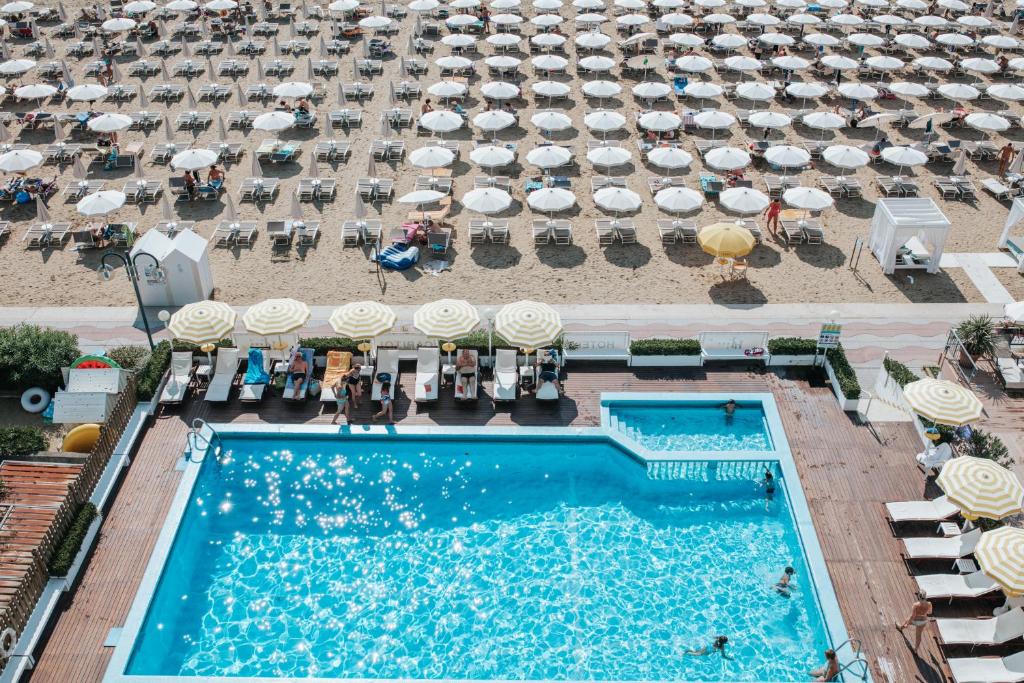Bazén v ubytování Hotel Capitol nebo v jeho okolí