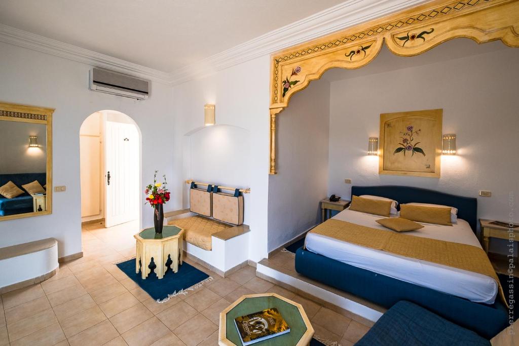 een slaapkamer met een groot bed in een kamer bij Hotel Cercina in Ouled Yaneg
