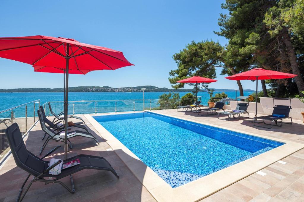 Bazén v ubytování Gem of the sea luxury beach apartment with brand new heating infinity pool nebo v jeho okolí