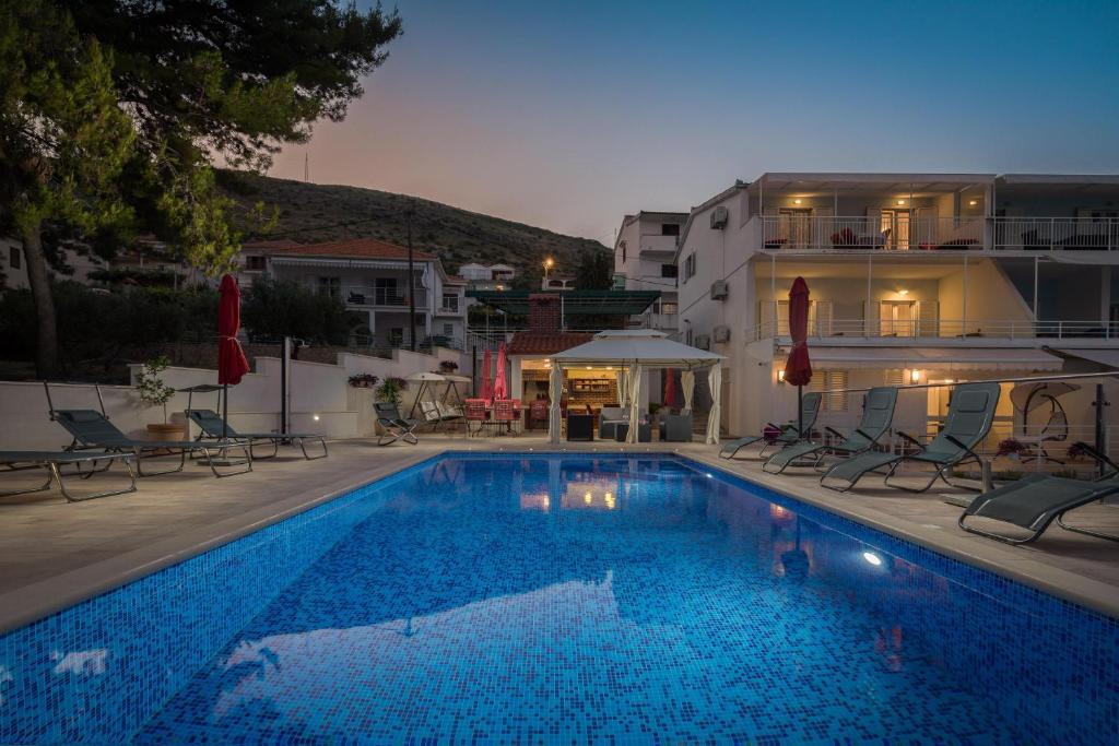 Bazén v ubytování Gem of the sea luxury beach apartment with brand new heating infinity pool nebo v jeho okolí