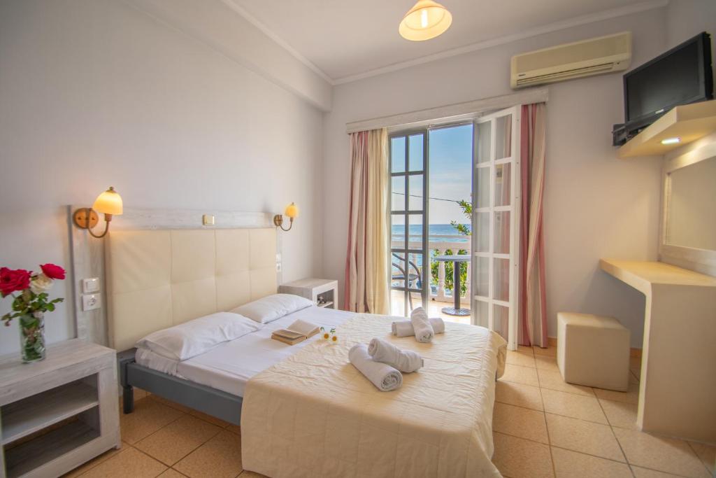 Postel nebo postele na pokoji v ubytování Agoulos Beach Hotel