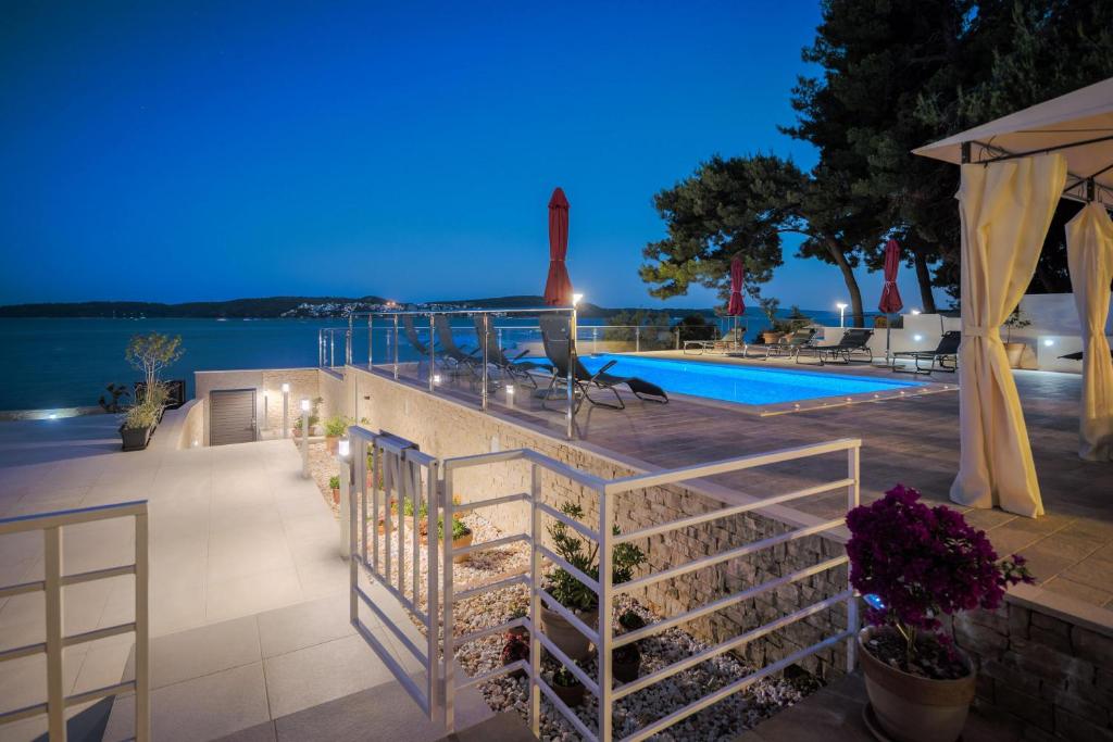 Bazén v ubytování Gem of the sea luxury beach apartment with brand new heating infinity pool nebo v jeho okolí
