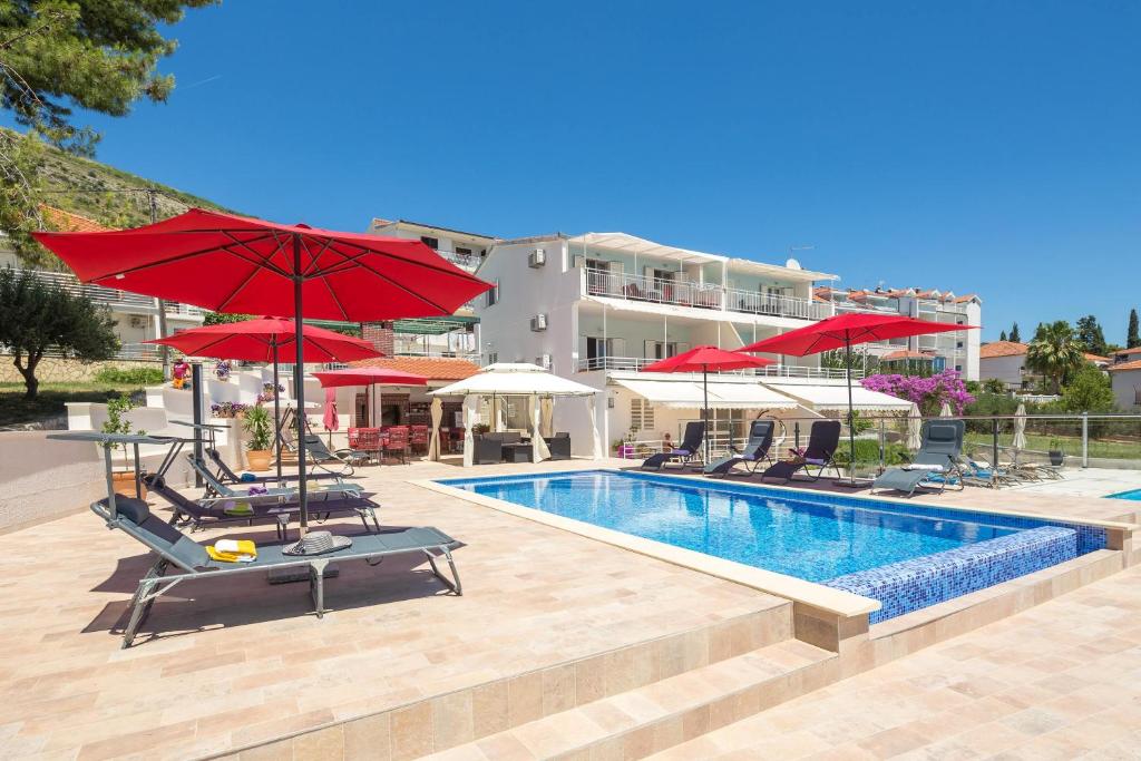 Bazén v ubytování Gem of the sea luxury beach apartment with brand new heating infinity pool nebo v jeho okolí