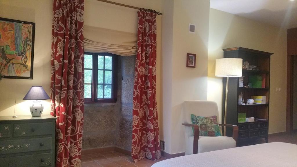 A bed or beds in a room at A CASA DO BUXO