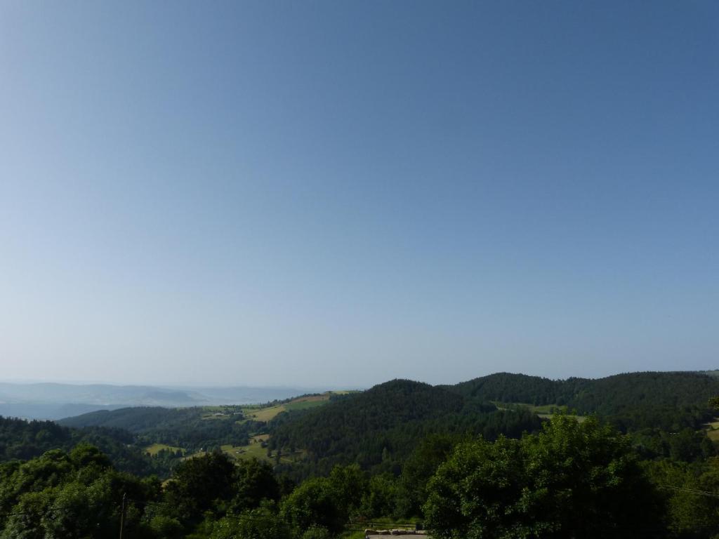 - une vue sur les collines depuis le sommet dans l'établissement Le Chalet, à Antrenas