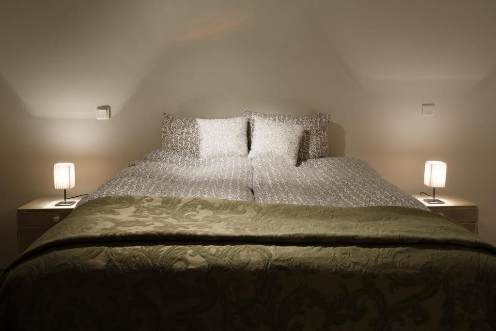 Rúm í herbergi á Varmi Guesthouse Apartments & rooms