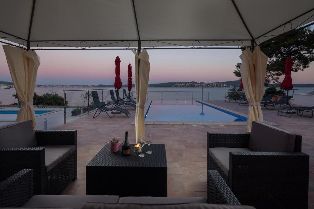 Bazén v ubytování Gem of the sea luxury beach apartment with brand new heating infinity pool nebo v jeho okolí