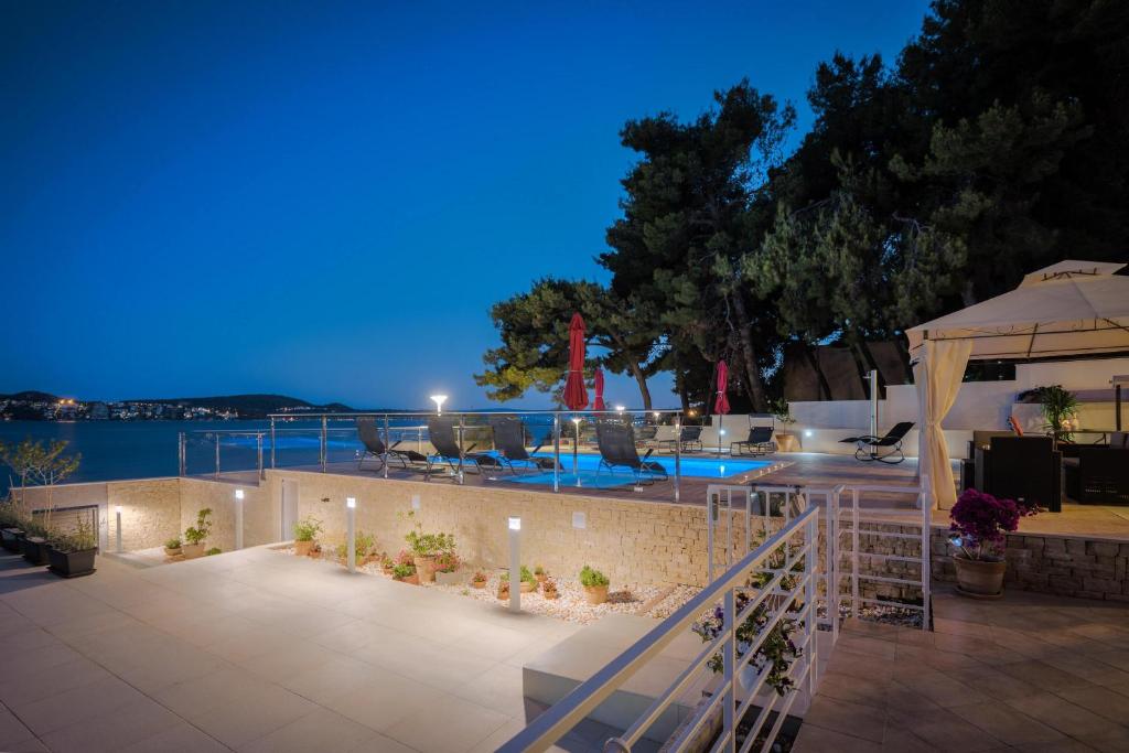 Bazén v ubytování Gem of the sea luxury beach apartment with brand new heating infinity pool nebo v jeho okolí
