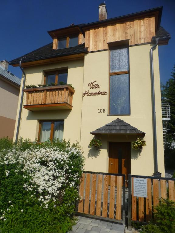 タトランスカ・ロムニツァにあるVilla Harmóniaの木塀の家