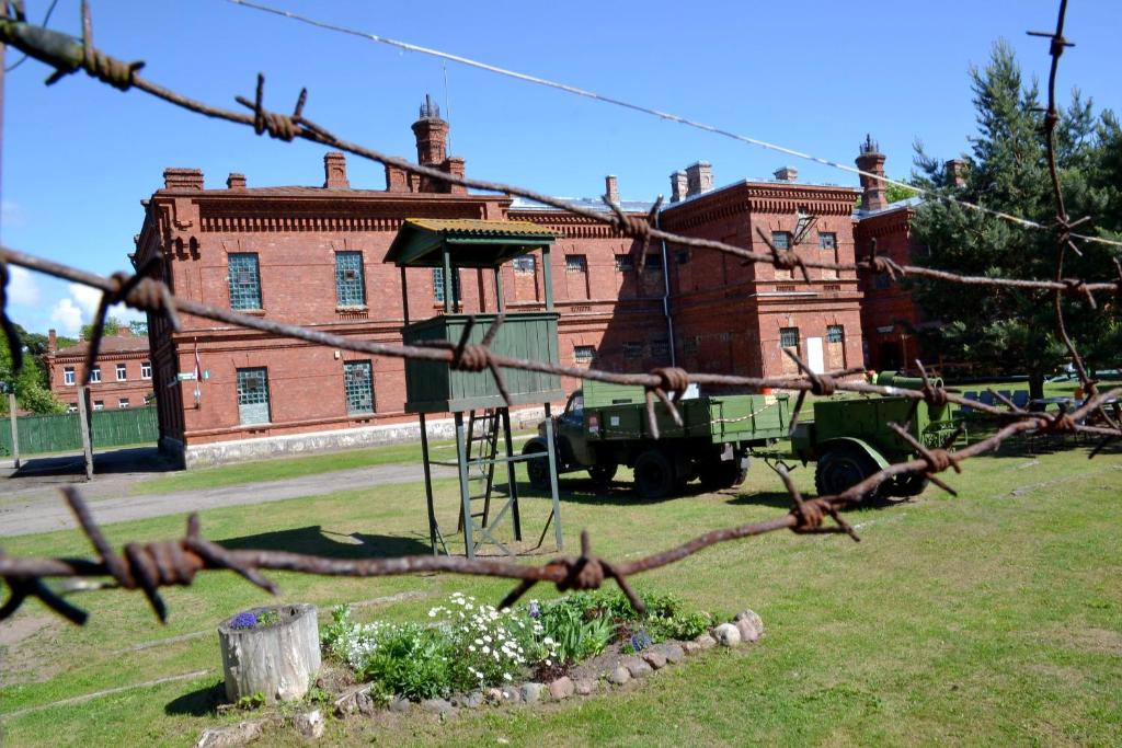 Garður fyrir utan Karosta Prison