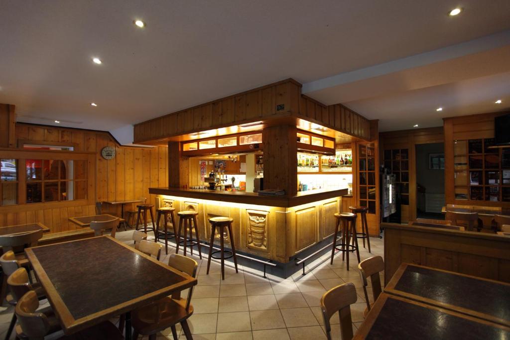 Lounge nebo bar v ubytování Hotel Restaurant Le Giétroz