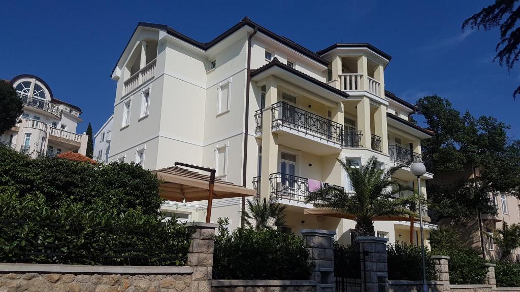 un gran edificio blanco con balcones. en Villa Emilia en Crikvenica