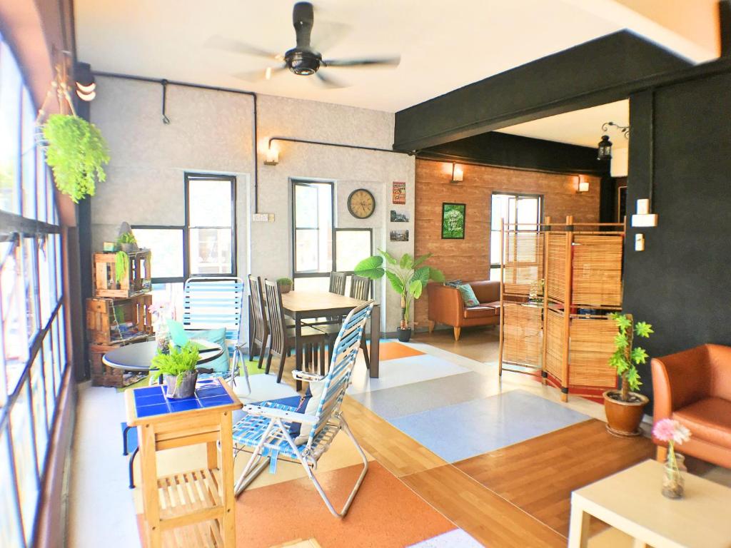 een woonkamer met een tafel en stoelen bij Lavender@Guesthouse in Melaka