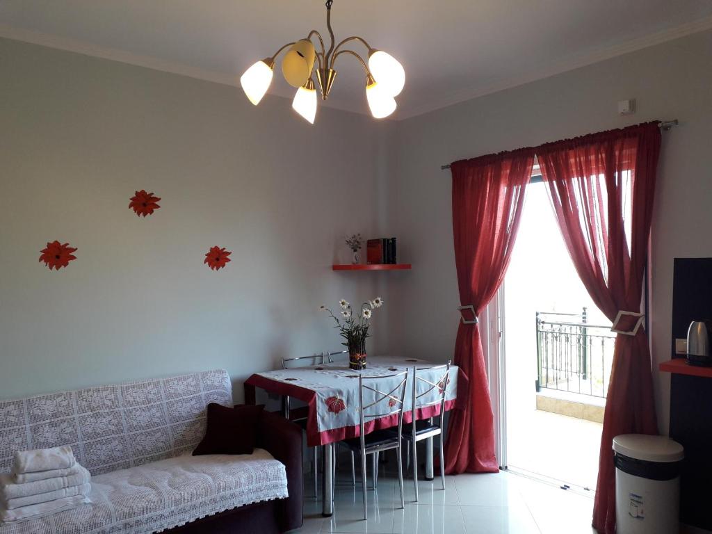 Telewizja i/lub zestaw kina domowego w obiekcie Monika Lefkada