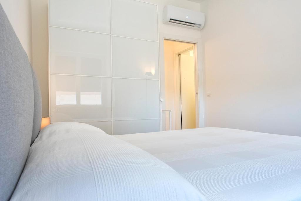 A bed or beds in a room at S207 - Sirolo, meraviglioso bilocale in centro