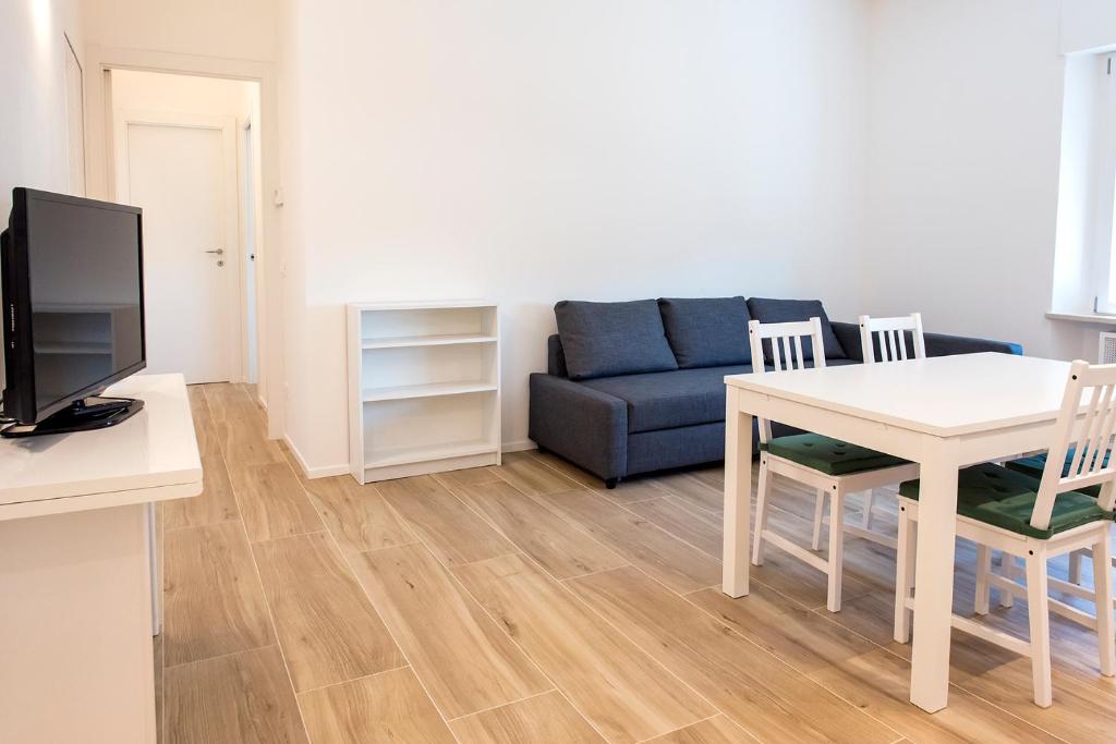 A television and/or entertainment centre at S207 - Sirolo, meraviglioso bilocale in centro