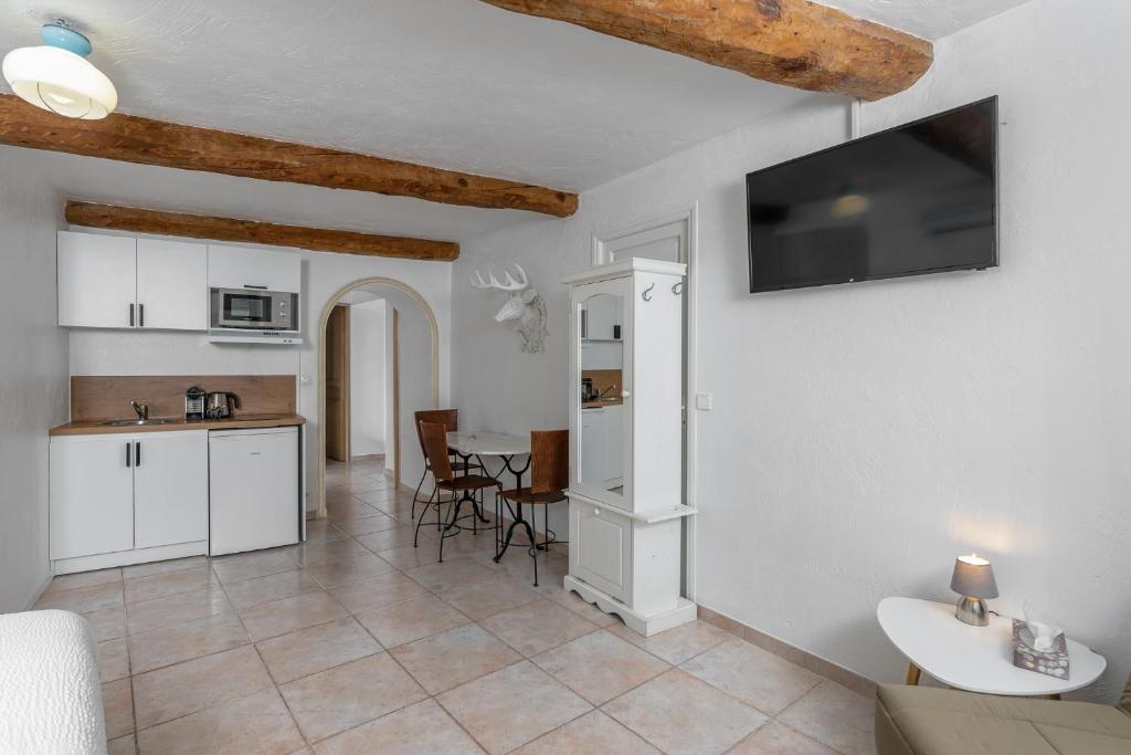 Kuchyň nebo kuchyňský kout v ubytování Maison Carles BnB