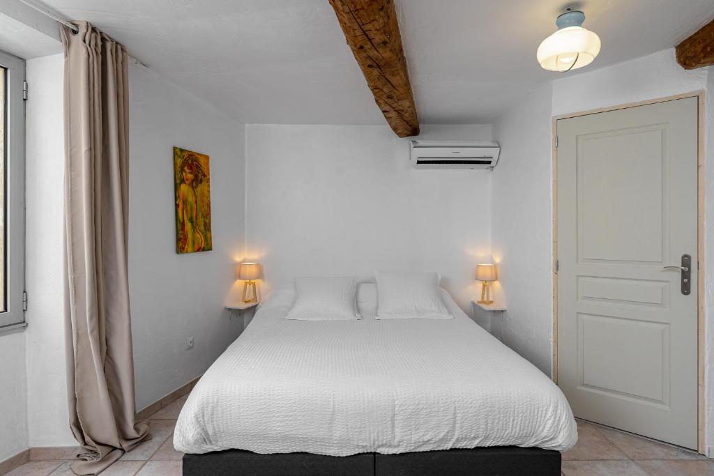 Postel nebo postele na pokoji v ubytování Maison Carles BnB