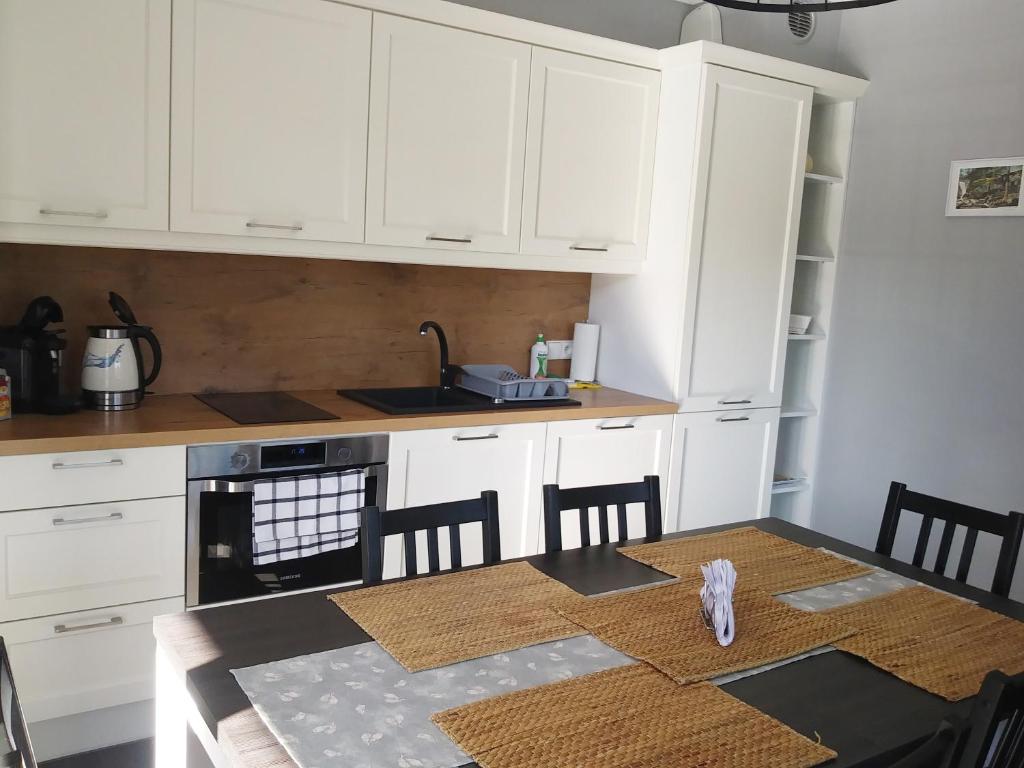 Kuchyň nebo kuchyňský kout v ubytování Apartamenty Amika