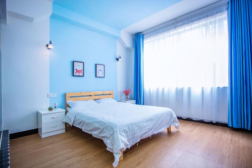 Postel nebo postele na pokoji v ubytování Murphy Youth Hostel Guilin桂林北站莫非青年旅舍