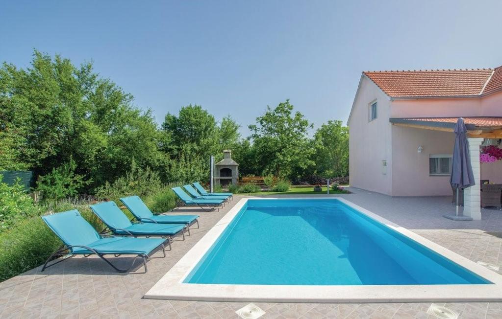 Bazén v ubytovaní Villa Radosevic near Split, heated pool alebo v jeho blízkosti