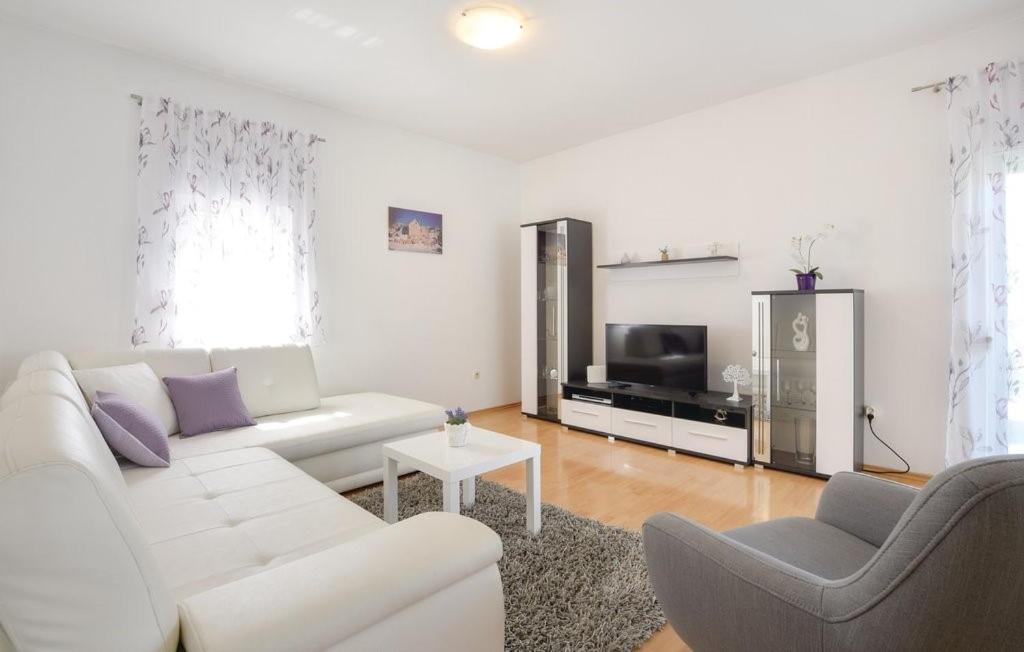 Televízia a/alebo spoločenská miestnosť v ubytovaní Villa Radosevic near Split, heated pool
