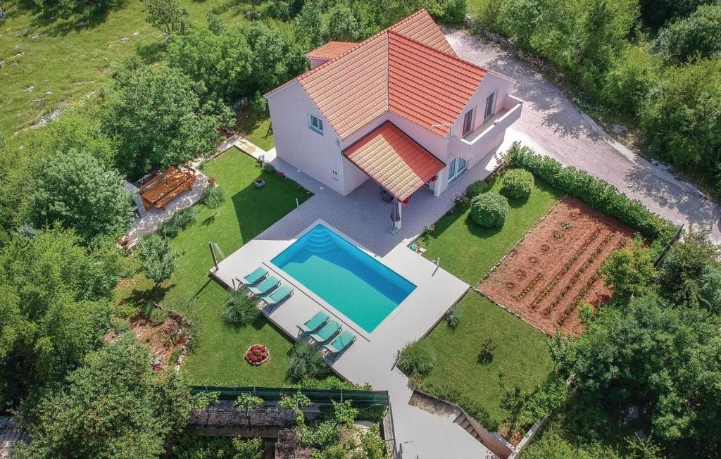 Villa Radosevic near Split, heated pool dari pandangan mata burung