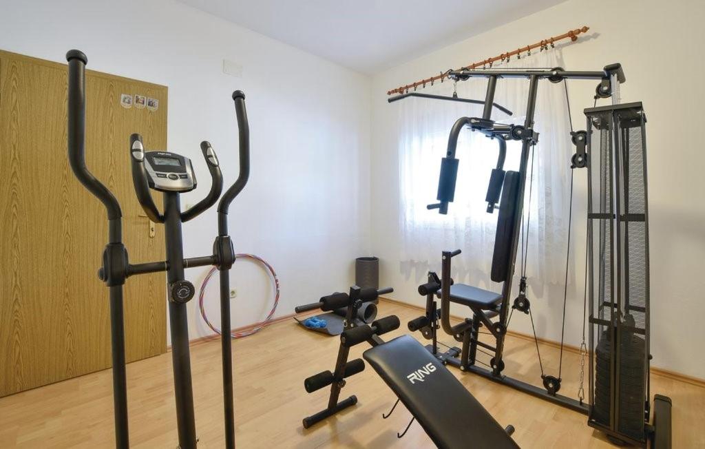 Posilňovňa alebo fitness centrum v ubytovaní Villa Radosevic near Split, heated pool