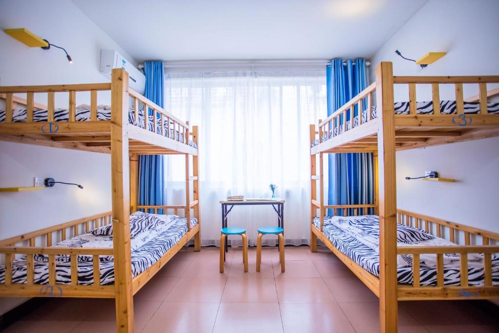 Postel nebo postele na pokoji v ubytování Murphy Youth Hostel Guilin桂林北站莫非青年旅舍