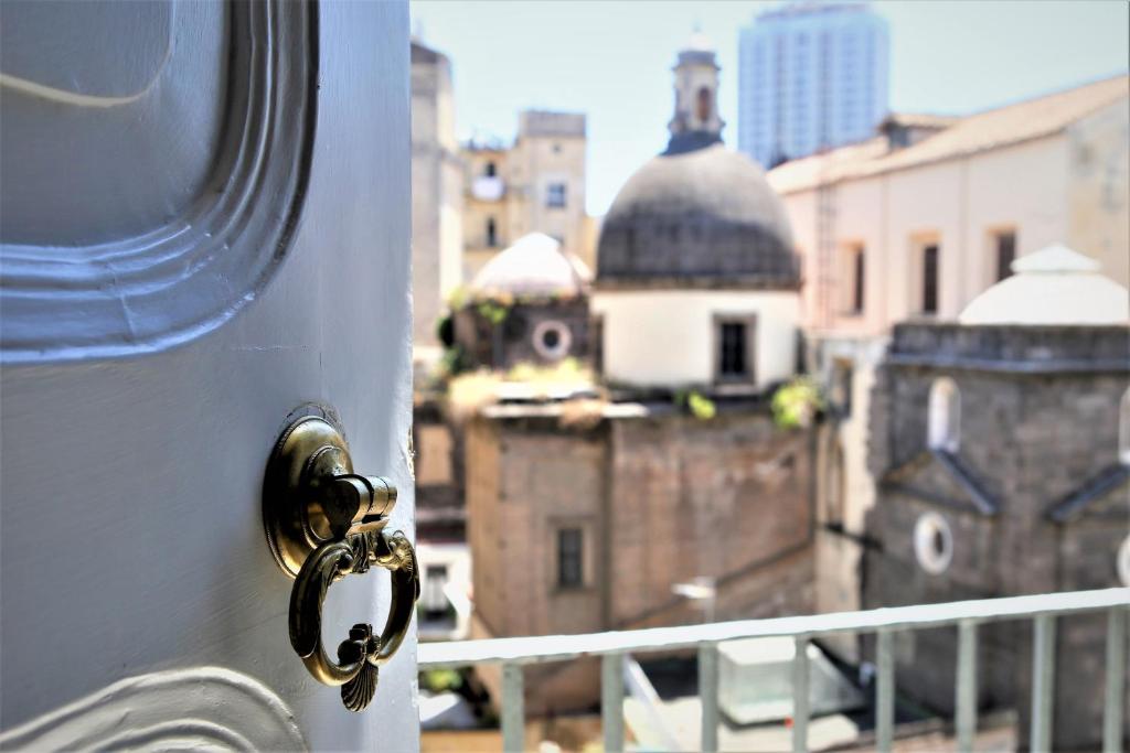 une porte verrouillée avec vue sur la ville dans l'établissement Vicerè Apartments By DomusExtra, à Naples