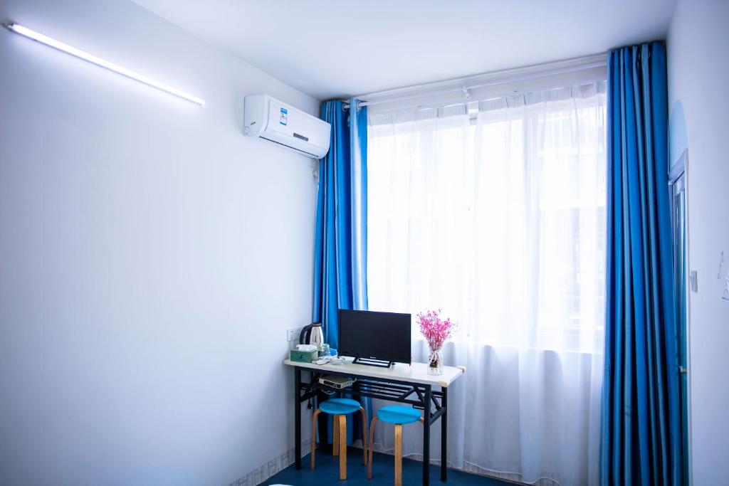 TV a/nebo společenská místnost v ubytování Murphy Youth Hostel Guilin桂林北站莫非青年旅舍