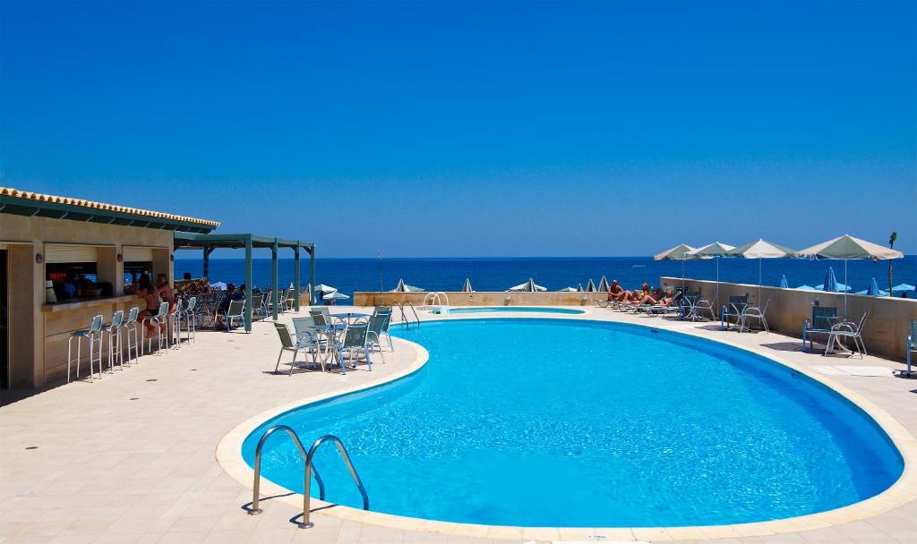 Bazén v ubytování Lissos Beach nebo v jeho okolí