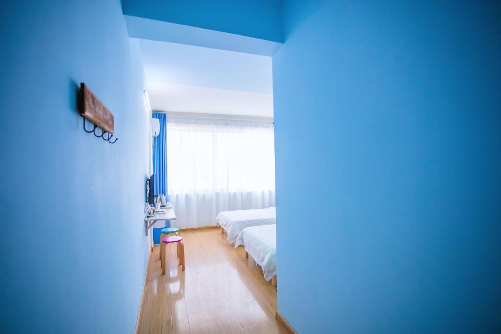 Postel nebo postele na pokoji v ubytování Murphy Youth Hostel Guilin桂林北站莫非青年旅舍