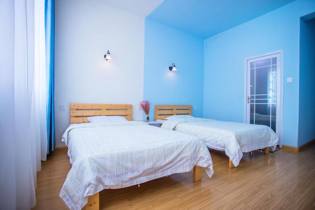 Postel nebo postele na pokoji v ubytování Murphy Youth Hostel Guilin桂林北站莫非青年旅舍
