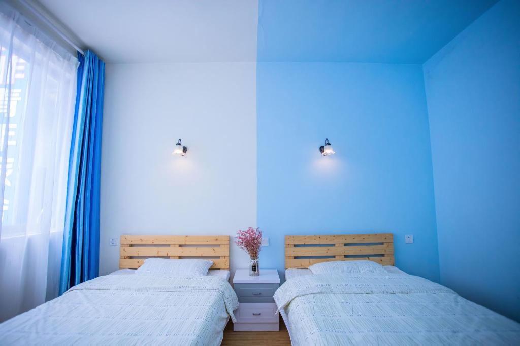 Postel nebo postele na pokoji v ubytování Murphy Youth Hostel Guilin桂林北站莫非青年旅舍