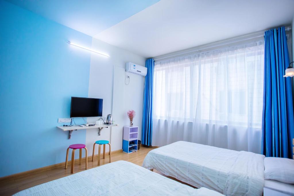 Postel nebo postele na pokoji v ubytování Murphy Youth Hostel Guilin桂林北站莫非青年旅舍