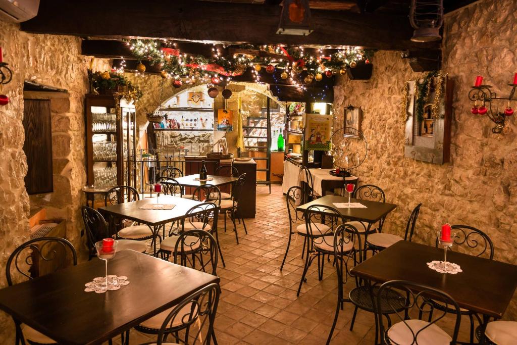 restauracja ze stołami i krzesłami w pokoju w obiekcie Nenà Al Borgo Castello w mieście Pico