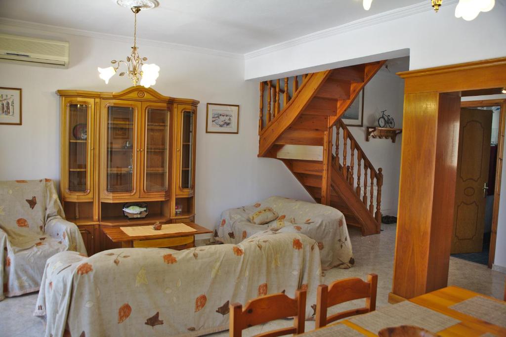 sala de estar con 2 sillas y escalera en Stathoula's House en Kontokali