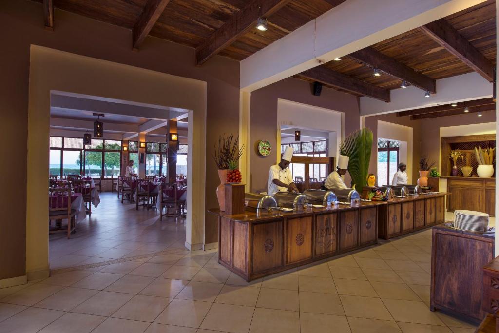 Restaurace v ubytování Neptune Pwani Beach Resort & Spa Zanzibar - All Inclusive
