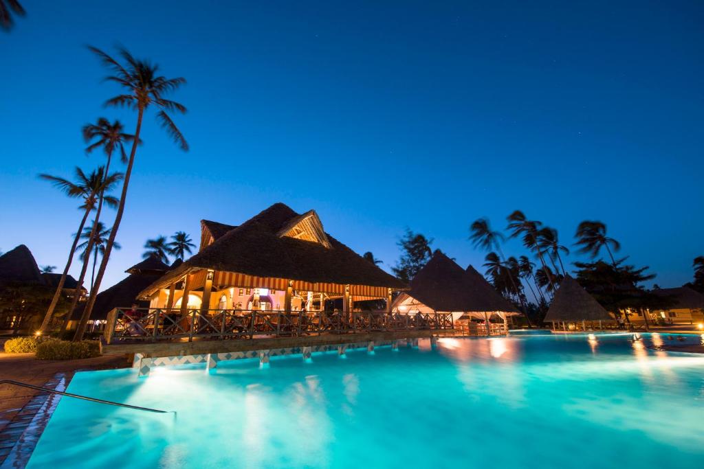 Bazén v ubytování Neptune Pwani Beach Resort & Spa Zanzibar - All Inclusive nebo v jeho okolí