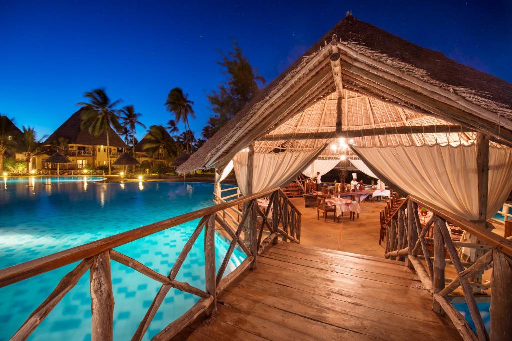 Bazén v ubytování Neptune Pwani Beach Resort & Spa Zanzibar - All Inclusive nebo v jeho okolí