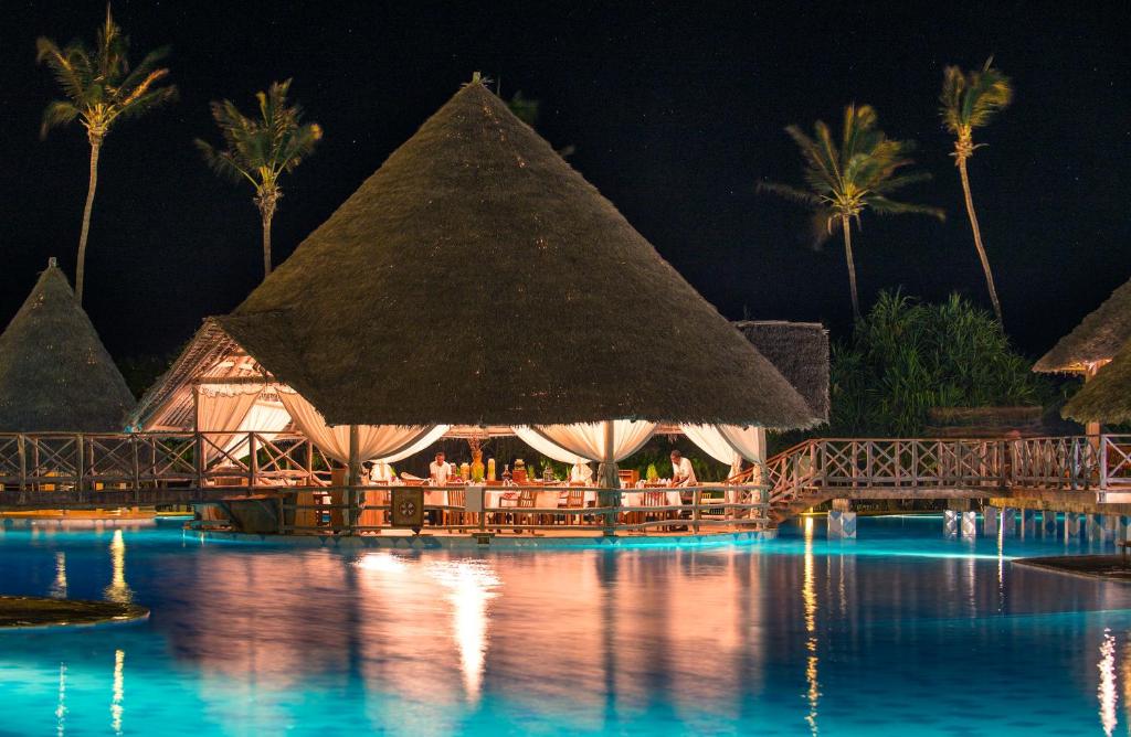 Bazén v ubytování Neptune Pwani Beach Resort & Spa Zanzibar - All Inclusive nebo v jeho okolí