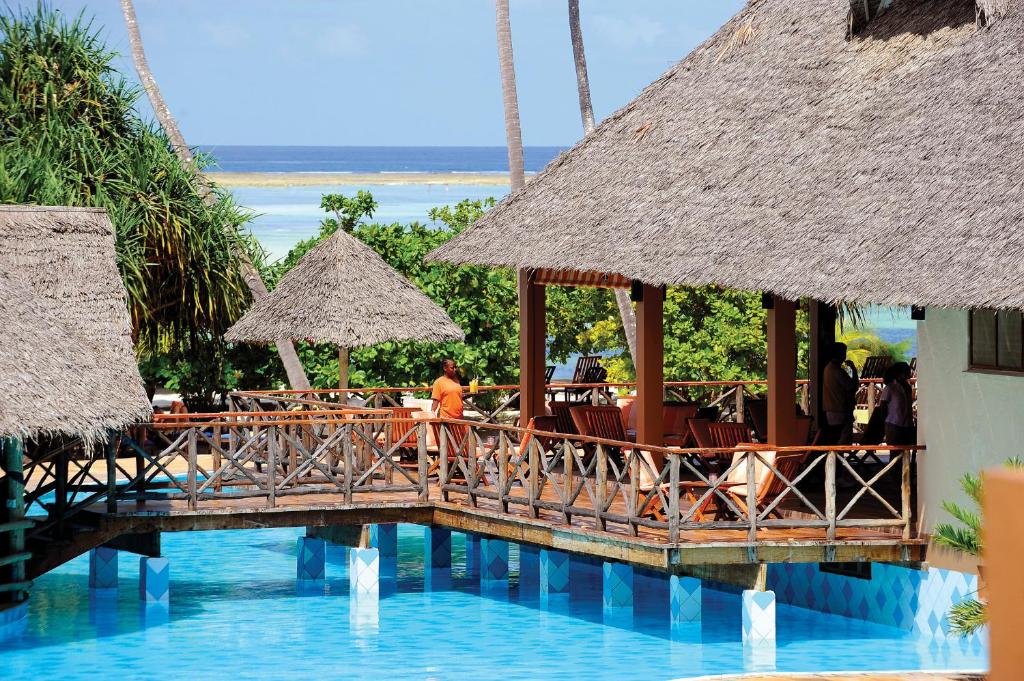 Bazén v ubytování Neptune Pwani Beach Resort & Spa Zanzibar - All Inclusive nebo v jeho okolí