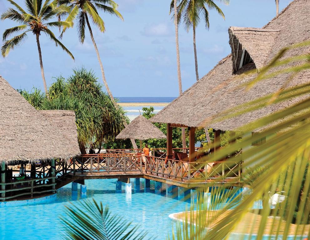 Bazén v ubytování Neptune Pwani Beach Resort & Spa Zanzibar - All Inclusive nebo v jeho okolí