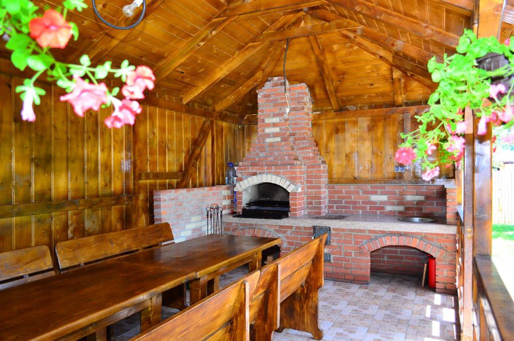 un gran horno de ladrillo en un edificio de madera con bancos en Casa Pricas, en Moieciu de Jos
